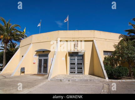 CD Poblense ingresso dell'edificio con bandiere, emblemi e palme con cielo blu su Aprile 3, 2016 in Sa Pobla, Mallorca, Spagna. Foto Stock