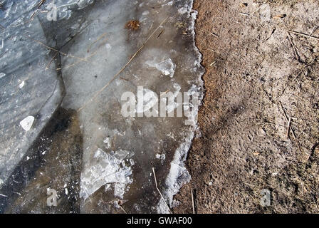 Ghiaccio sul lago a Kanaan beach, Stoccolma, Svezia. Foto Stock