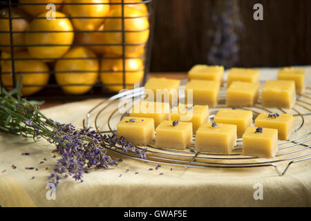 Barre di limone e lavanda Foto Stock