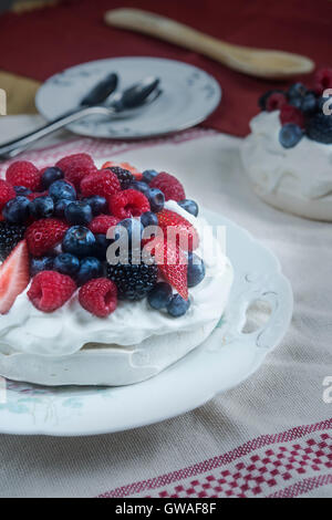 Pavlova con frutti di bosco misti Foto Stock