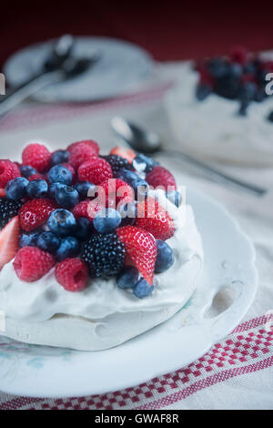 Pavlova con frutti di bosco misti Foto Stock