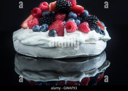 Pavlova con frutti di bosco misti Foto Stock