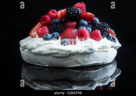 Pavlova con frutti di bosco misti Foto Stock