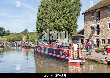 Narrowboats sul Grand Union Canal at Stoke Bruerne, Northamptonshire, England, Regno Unito Foto Stock