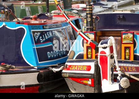 Narrowboats storico sul Grand Union Canal at Stoke Bruerne, Northamptonshire, England, Regno Unito Foto Stock