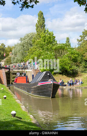 Narrowboat storico lasciando serratura 15 sul Grand Union Canal at Stoke Bruerne, Northamptonshire, England, Regno Unito Foto Stock