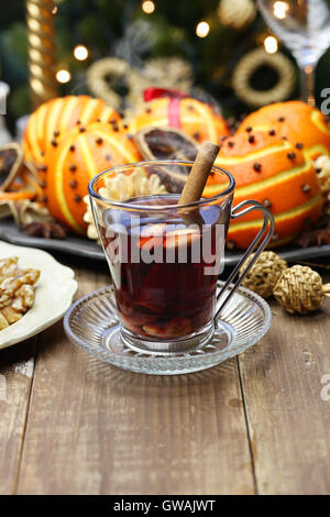 Vin brulé, scandinavo vin brulè, natale tradizionale bevanda calda Foto Stock