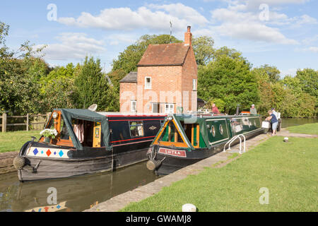 Narrowboats nella serratura 2 a Braunston sul Grand Union Canal, Northamptonshire, England, Regno Unito Foto Stock