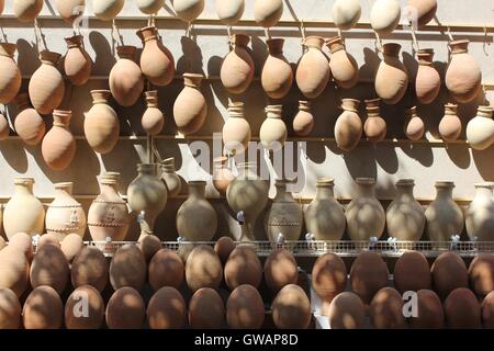 Un tipico souvenir shop in Nizwa City, Oman, vicino al famoso castello. Molti vasi in terracotta di diverse dimensioni e colori, po Foto Stock