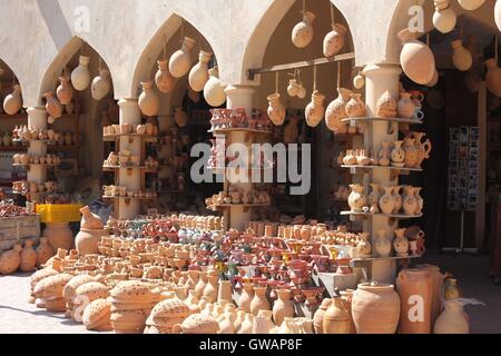 Un tipico souvenir shop in Nizwa City, Oman, vicino al famoso castello. Molti vasi in terracotta di diverse dimensioni e colori, po Foto Stock