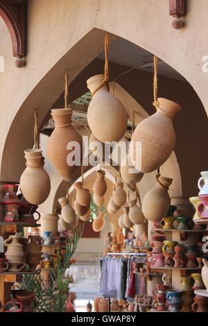 Un tipico souvenir shop in Nizwa City, Oman, vicino al famoso castello. Molti vasi in terracotta di diverse dimensioni e colori, po Foto Stock