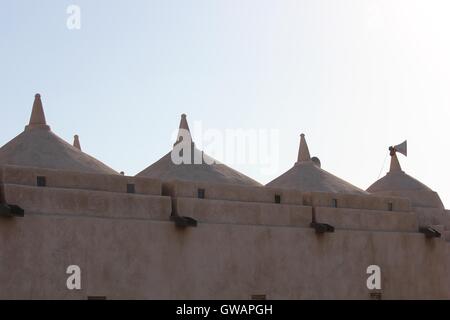 Al Samooda moschea, Jalan Bani Bu Ali, Oman, molto unica multi - moschea a cupola in un piccolo villaggio nel Sultanato di Oman Foto Stock
