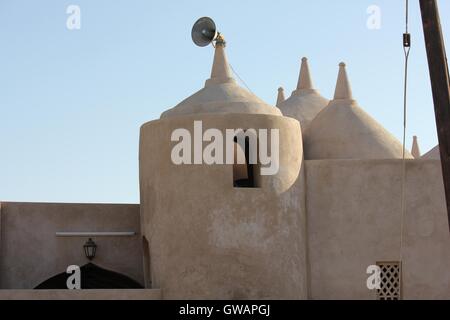 Al Samooda moschea, Jalan Bani Bu Ali, Oman, molto unica multi - moschea a cupola in un piccolo villaggio nel Sultanato di Oman Foto Stock