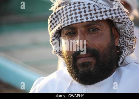 Moqul, Oman, Ottobre 22, 2013: Omani uomo con il tipico abito. Indossa il tipico hat Mussar (turbante) Foto Stock