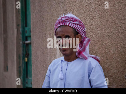 Sur, Oman, Ottobre 22, 2013: Omani uomo con il tipico abito a sorridere. Indossa il tipico hat Mussar (turbante) Foto Stock