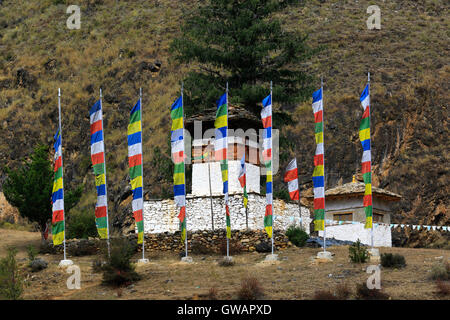 La preghiera buddista bandiere su un colle vicino a Paro e città del regno himalayano del Bhutan. Foto Stock