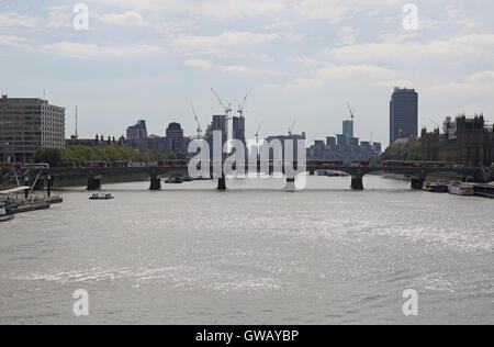 Westminster Bridge, Londra, vista da est che mostra una coda di double decker bus attraverso tutto il ponte Foto Stock