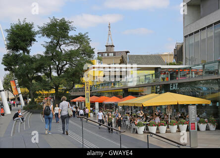 Occupato, ristoranti all'aperto di fronte alla Royal Festival Hall di Londra il South Bank, accanto al Fiume Tamigi Foto Stock