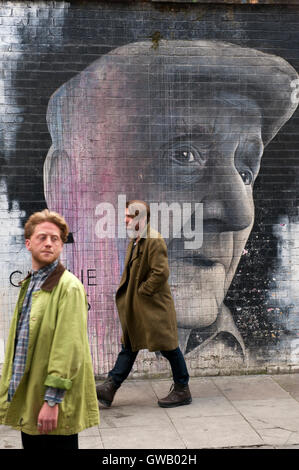 Arte di strada la pittura di Charlie ustioni da artista Ben lenta, Bacon Street, Londra, Regno Unito Foto Stock