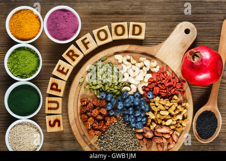 Superfoods come acai polvere, curcuma, tè verde Matcha, spirulina in polvere, la quinoa, semi di zucca, mirtillo, essiccati goji bacche, c Foto Stock