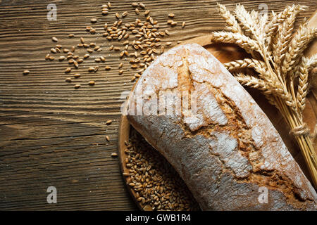 In casa della pagnotta di pane sul tavolo di legno Foto Stock