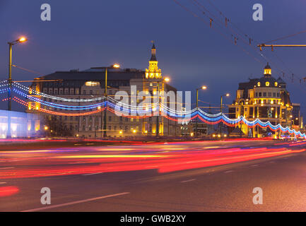 Spot turistico di Mosca (punto di riferimento): vista sul fiume Moskva, Big Moskvorezkiy bridge e la Sophia argine mediante una notte Foto Stock