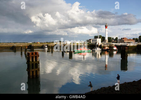 Il porto e il faro, Ouistreham, Calvados, Bassa Normandia, Francia Foto Stock