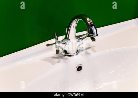 Chrome rubinetto moderno Foto Stock
