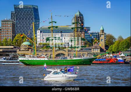 Parata di finitura per il compleanno del porto con la nave a vela Alexander von Humboldt II di Amburgo, Germania, Europa Einlaufparad Foto Stock