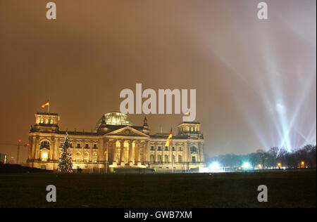 Il Reichstag (parlamento tedesco) durante il nuovo anno celebrazione a Berlino, Germania Foto Stock