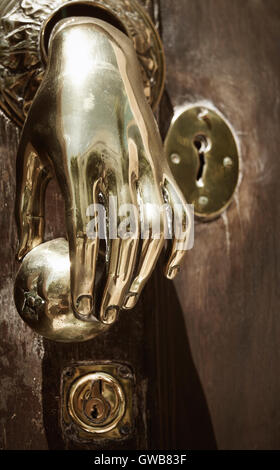 Golden masaneta dettagli su una porta di legno in Spagna. In verticale Foto Stock