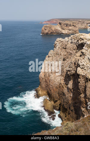 Rocciosa costa atlantica a sud il punto ad ovest del continente europeo, Cape St Vincent, Algarve, Portogallo Europa Foto Stock