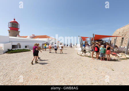 I visitatori del faro di Cape St Vincent, il punto sud-ovest dell'Europa continentale, Sagres, Algarve, Portogallo Europa Foto Stock