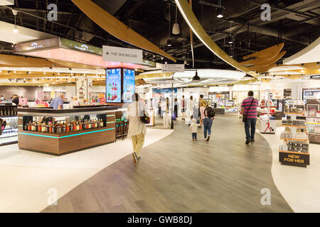 La gente a piedi attraverso il negozio Duty Free, partenze, dall' aeroporto di Luton Regno Unito Foto Stock