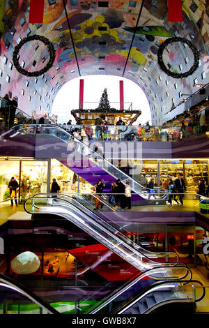 La gente di equitazione escalator in Rotterdam Marktal Foto Stock