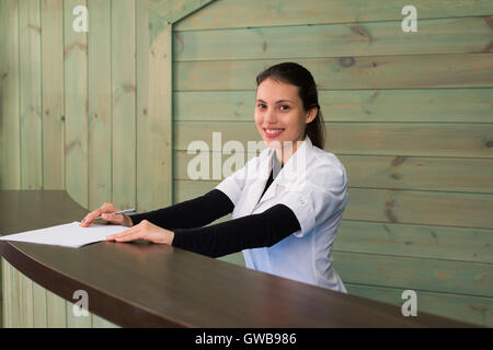 Felice salone di bellezza ritratto di manager. Concetto di business e la cura del corpo Foto Stock