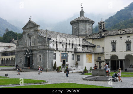 Oropa, Italia - 4 settembre 2016: persone in visita a piedi il santuario di Oropa sull'Italia, patrimonio Unesco Foto Stock