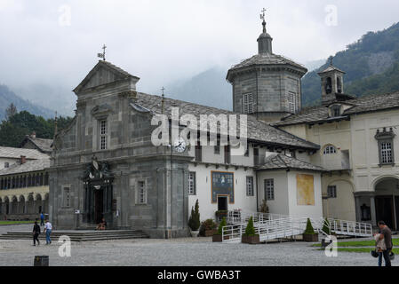 Oropa, Italia - 4 settembre 2016: persone in visita a piedi il santuario di Oropa sull'Italia, patrimonio Unesco Foto Stock