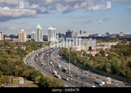 Immagine Stock veduta aerea dell'autostrada 401 da Yonge St. Guardando verso est verso Bayview Ave a Toronto, Ontario Foto Stock