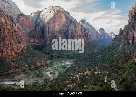 Zion Canyon principale da angeli pista di atterraggio, Parco Nazionale Zion, Utah, Stati Uniti d'America Foto Stock