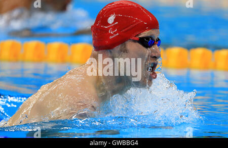 Gran Bretagna Sascha parentela sul suo modo di vincere l'oro durante gli Uomini 200m singoli Medley - SM6 finale alla Olympic Aquatics Stadium durante il quinto giorno del 2016 Rio Giochi Paralimpici di Rio de Janeiro in Brasile. Foto Stock