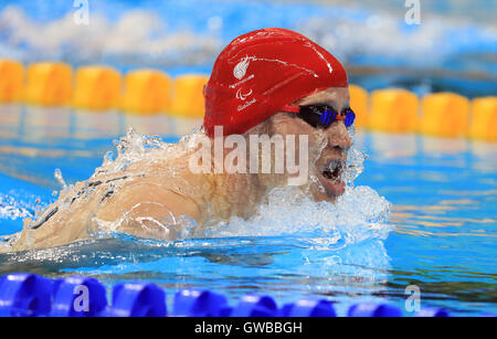 Gran Bretagna Sascha parentela sul suo modo di vincere l'oro durante gli Uomini 200m singoli Medley - SM6 finale alla Olympic Aquatics Stadium durante il quinto giorno del 2016 Rio Giochi Paralimpici di Rio de Janeiro in Brasile. Foto Stock