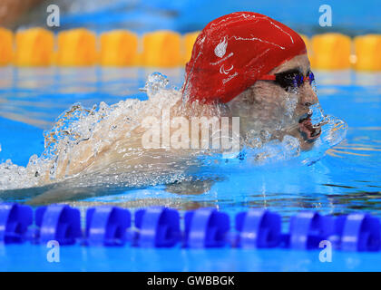 Gran Bretagna Sascha parentela sul suo modo di vincere l'oro durante gli Uomini 200m singoli Medley - SM6 finale alla Olympic Aquatics Stadium durante il quinto giorno del 2016 Rio Giochi Paralimpici di Rio de Janeiro in Brasile. Foto Stock