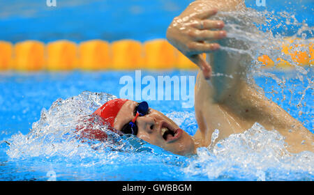 Gran Bretagna Sascha parentela sul suo modo di vincere l'oro durante gli Uomini 200m singoli Medley - SM6 finale alla Olympic Aquatics Stadium durante il quinto giorno del 2016 Rio Giochi Paralimpici di Rio de Janeiro in Brasile. Foto Stock