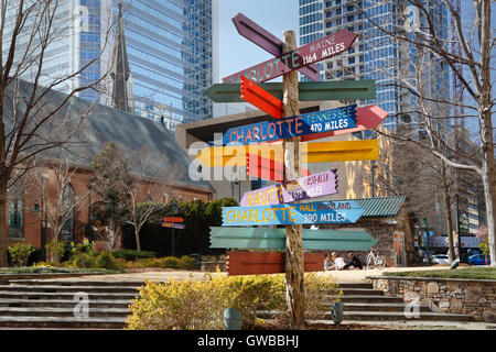 Charlotte, North Carolina. Arte pubblica segno nel parco verde in Uptown Foto Stock