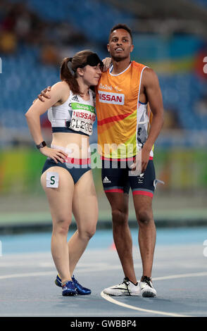 Gran Bretagna Libby Clegg con guida Chris Clarke dopo le Donne 200m T11 Semifinale 2 durante il quinto giorno del 2016 Rio Giochi Paralimpici di Rio de Janeiro in Brasile. Foto Stock