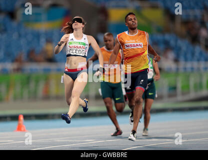 Gran Bretagna Libby Clegg con guida Chris Clarke dopo le Donne 200m T11 Semifinale 2 durante il quinto giorno del 2016 Rio Giochi Paralimpici di Rio de Janeiro in Brasile. Foto Stock