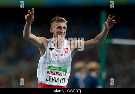 Della Polonia Maciej Lepiato celebra la vittoria dopo aver impostato un nuovo record del mondo durante gli Uomini Salto in alto T44 Final durante il quinto giorno del 2016 Rio Giochi Paralimpici di Rio de Janeiro in Brasile. Foto Stock