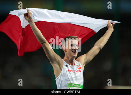 Della Polonia Maciej Lepiato celebra la vittoria dopo aver impostato un nuovo record del mondo durante gli Uomini Salto in alto T44 Final durante il quinto giorno del 2016 Rio Giochi Paralimpici di Rio de Janeiro in Brasile. Foto Stock