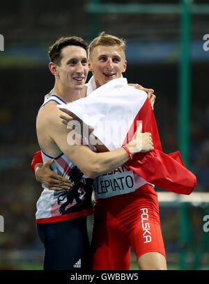 Della Polonia Maciej Lepiato (destra) celebra la vittoria al fianco di Gran Bretagna Jonathan Broom-Edwards dopo l'impostazione di un nuovo record del mondo durante gli Uomini Salto in alto T44 Final durante il quinto giorno del 2016 Rio Giochi Paralimpici di Rio de Janeiro in Brasile. Foto Stock